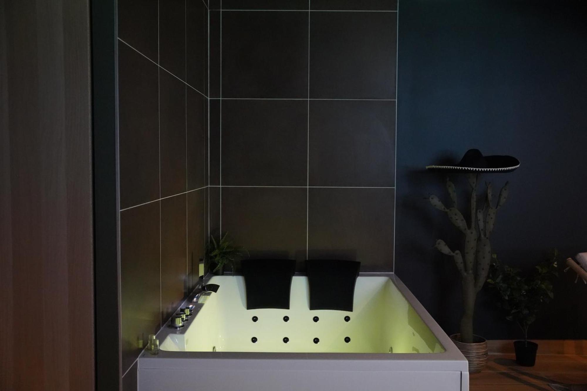 Junglia Suite - Spa & Cine Bourg-en-Bresse Dış mekan fotoğraf