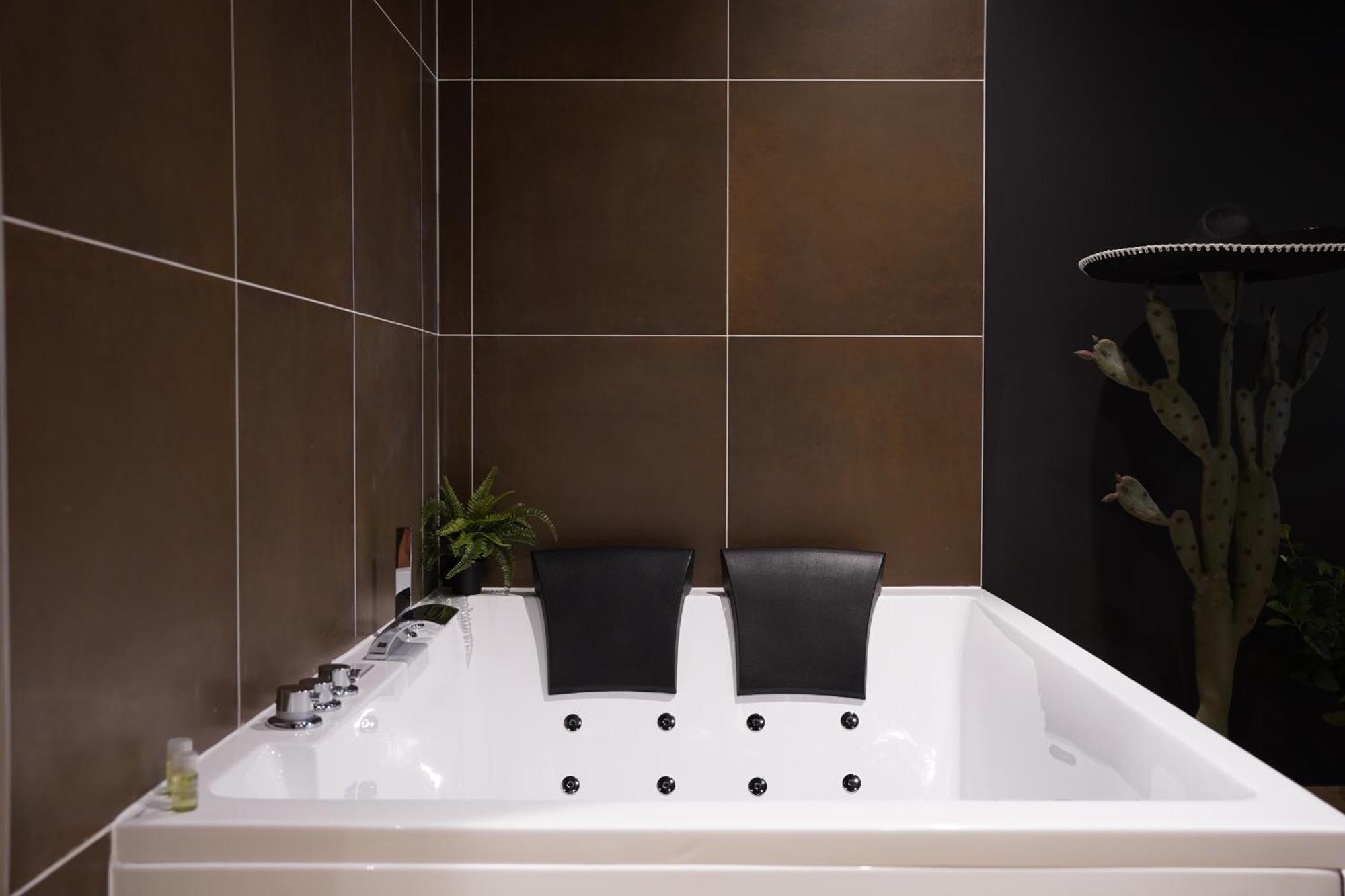 Junglia Suite - Spa & Cine Bourg-en-Bresse Dış mekan fotoğraf